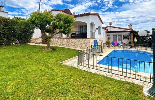 Calonge Villa | Villa acogedora con piscina privada y gran jardín, Wifi gratis y parking