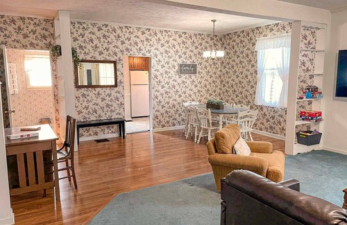 Fulda Casa | Cozy Vintage House. Home in Fulda, Indiana