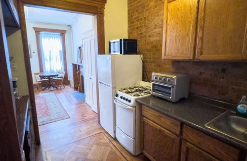 Central Park North Apartamento | Cozy vintage studio in New York City brownstone!