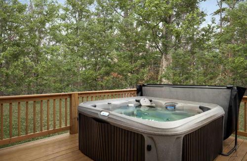 Rio Chalet De Esquí | Cozy w Hot Tub Fire Pit Wifi Grill Deck & Pets