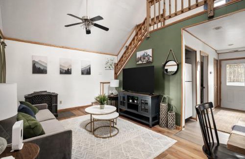 Rio Chalet De Esquí | Cozy w Hot Tub Fire Pit Wifi Grill Deck & Pets