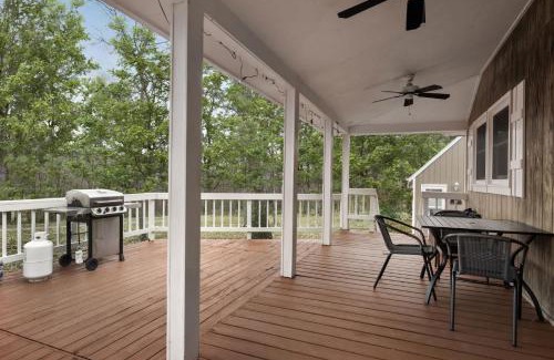Rio Chalet De Esquí | Cozy w Hot Tub Fire Pit Wifi Grill Deck & Pets