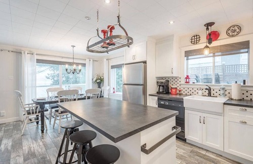 Chertsey Chalet De Esquí | Cozy Water Front Panoramic View and Spa