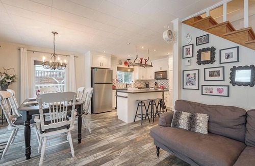 Chertsey Chalet De Esquí | Cozy Water Front Panoramic View and Spa