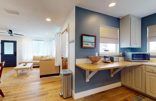 Fort Walton Beach Casa | Cozy waterfront cottage, pet friendly w deck and shared dock