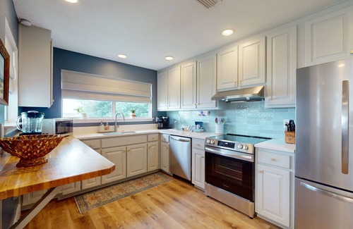 Fort Walton Beach Casa | Cozy waterfront cottage, pet friendly w deck and shared dock
