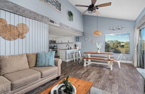Point Venture Casa | ¡Nuevo listado! Hermosa propiedad remodelada frente al mar- 3/2-Sleeps 10!