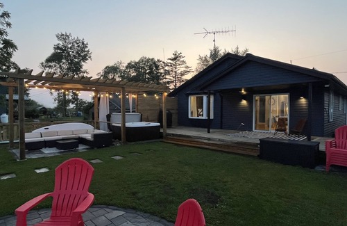Brighton Casa | Cozy Waterfront Home near Prince Edward County With Gorgeous Lake Views