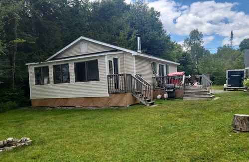 Val-des-Monts Cabina | Cozy waterfront cottage on Lac-Huote 1 hour from Ottawa
