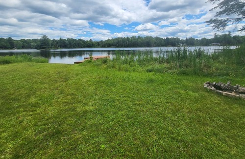 Val-des-Monts Cabina | Cozy waterfront cottage on Lac-Huote 1 hour from Ottawa