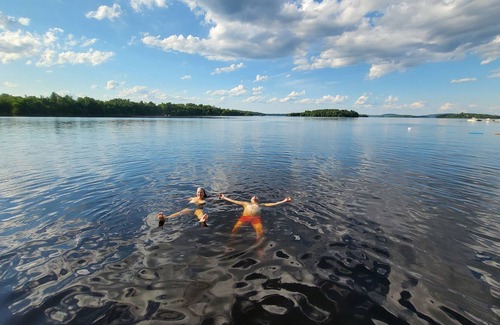 Val-des-Monts Cabina | Cozy waterfront cottage on Lac-Huote 1 hour from Ottawa