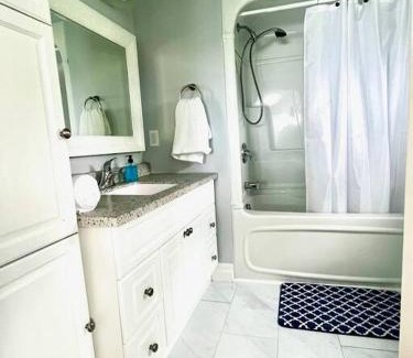 Victoria Harbour Casa | Cozy Waterfront Cottage in Victoria Harbour