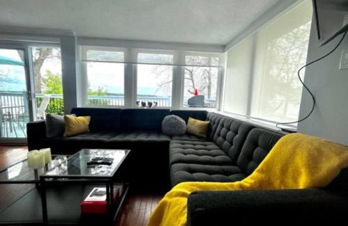 Victoria Harbour Casa | Cozy Waterfront Cottage in Victoria Harbour