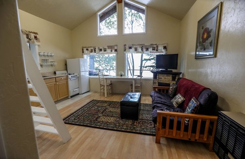 Kalifornsky Cabina | Cozy Waterfront Cabin, Central Kenai - Alaskan Sunset Cabins: 'Kalgin'