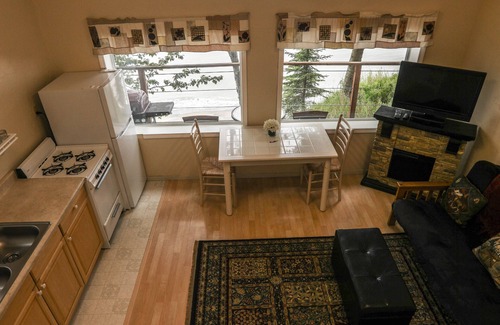 Kalifornsky Cabina | Cozy Waterfront Cabin, Central Kenai - Alaskan Sunset Cabins: 'Kalgin'