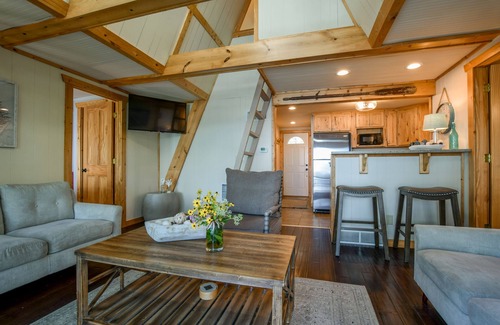 Lodi Casa | COZY WATERFRONT CABIN, ON SUNSET BAY, LAKE WISCONSIN !! SUMMER AND WINTER FUN !!