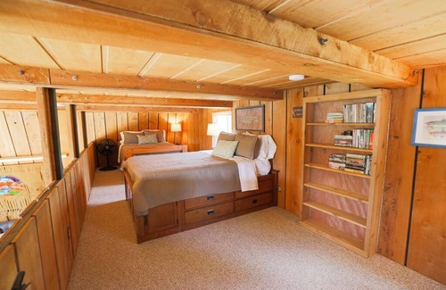 Island Park Casa | Cozy Waterfront Cabin