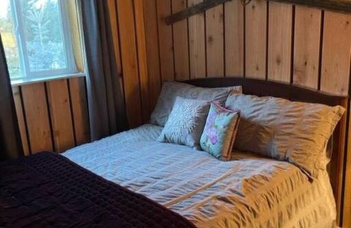 Island Park Casa | Cozy Waterfront Cabin