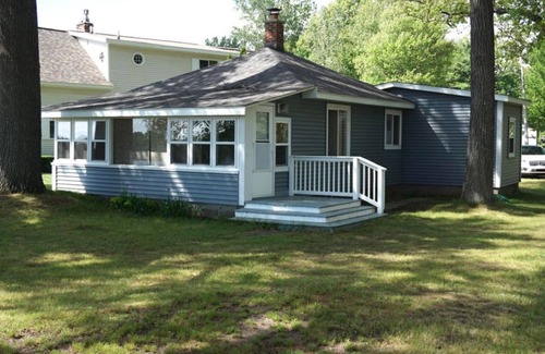 Twin Lake Cabaña | Cozy Waterfront Comfy Cottage With Lakeside Fire Pit - Close to Lake Michigan