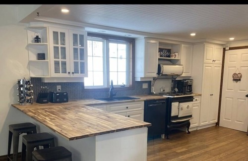 Port Sydney Cabaña | Cozy waterfront Cottage perfect for families