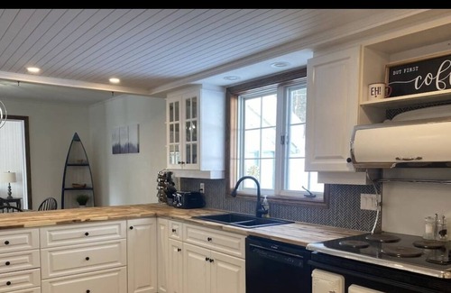 Port Sydney Cabaña | Cozy waterfront Cottage perfect for families