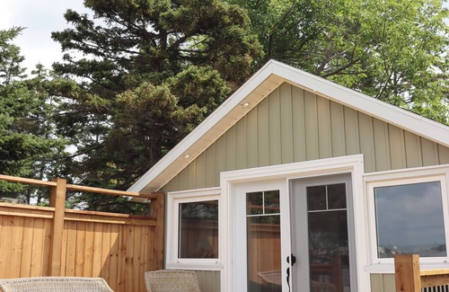 Stratford Cabaña | Cozy waterfront cottage