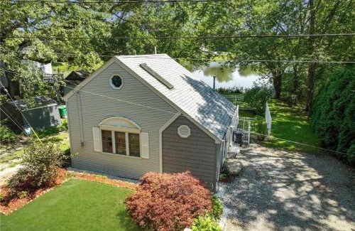 Warwick Casa | Cozy Waterfront Cottage - Sleeps 4