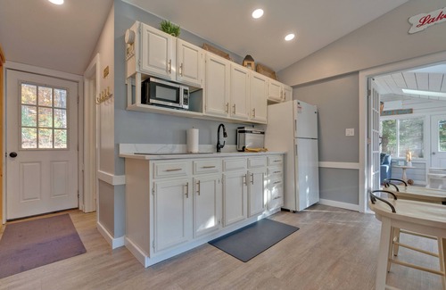 Lyman Casa | Cozy Waterfront cottage with Private dock- dog friendly!