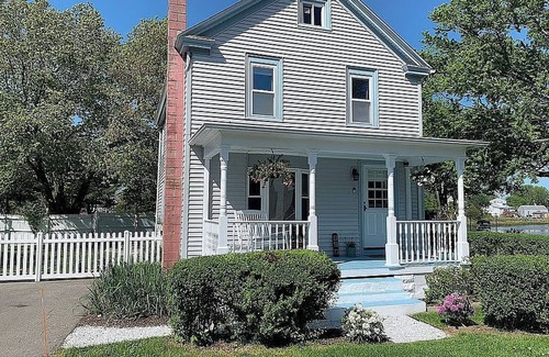 Warwick Casa | Cozy Waterfront Furnished Home, Ideal for Travel Nurses & Corporate Stays