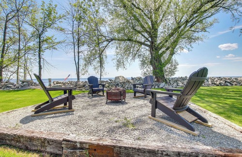 Oconto Cabina | Cozy Waterfront Home on the Bay of Green Bay!