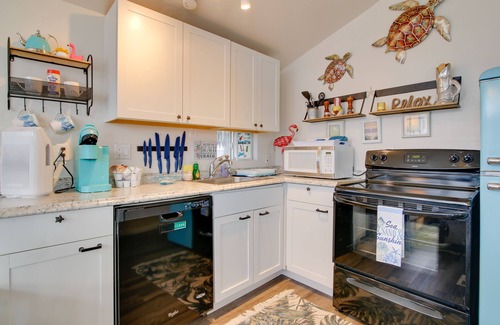 Port Isabel Cabaña | Cozy Waterfront Port Isabel Cottage w/Deck!
