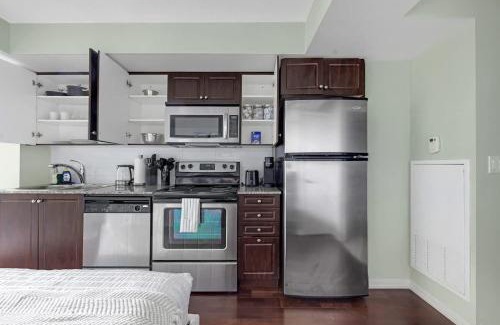 Fort York Apartamento | Cozy Waterfront Studio plus Parking by the Bentway