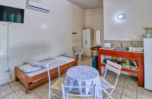 Puntarenas Apartamento | Acogedora villa frente al mar con acceso a la playa, jardines y una hermosa piscina compartida