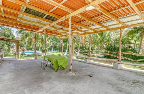 Puntarenas Apartamento | Acogedora villa frente al mar con acceso a la playa, jardines y una hermosa piscina compartida