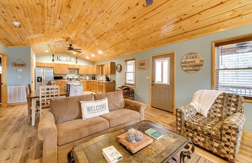 Waverly Cabina | Cozy Waverly Cabin w/ Fireplace & Deck!
