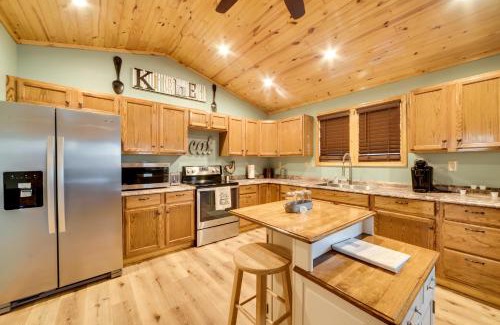 Waverly Casa | Cozy Waverly Cabin with Fireplace and Deck!