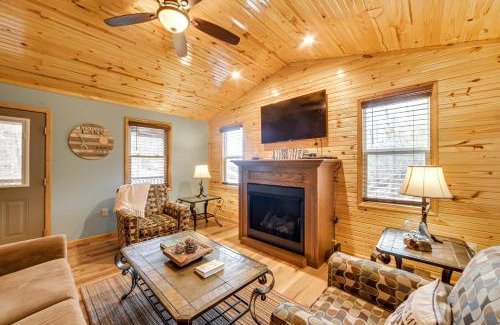 Waverly Casa | Cozy Waverly Cabin with Fireplace and Deck!
