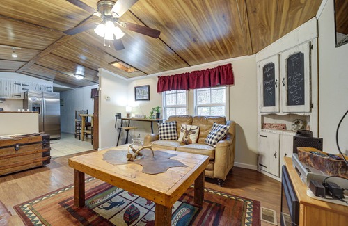 Waynesville Casa | 'Balsam Valley Cabin' w / Porch de Blue Ridge Pkwy!