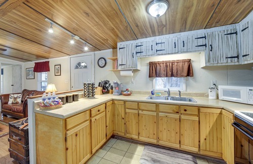 Waynesville Casa | 'Balsam Valley Cabin' w / Porch de Blue Ridge Pkwy!