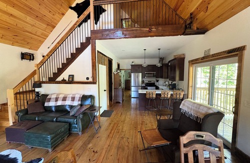 Woodford Cabina | Cozy, welcoming, 3-bedroom cabin abutting the Green Mountain National Forest!