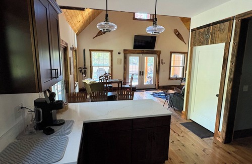 Woodford Cabina | Cozy, welcoming, 3-bedroom cabin abutting the Green Mountain National Forest!