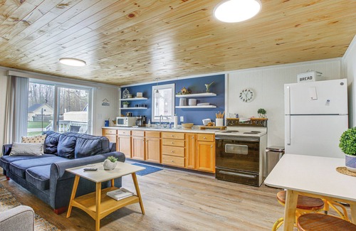 Wellston Cabina | Cozy Wellston Cabin - Walk to Crystal Lake!