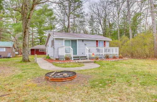 Wellston Casa | Cozy Wellston Cabin - Walk to Crystal Lake!