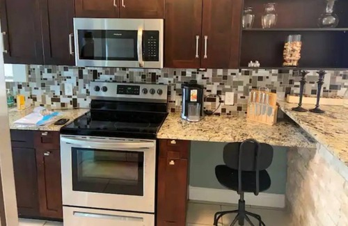 Tampa Cabaña | Cozy West Tampa cottage 2 miles from RAY J!