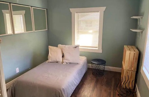 Tampa Cabaña | Cozy West Tampa cottage 2 miles from RAY J!
