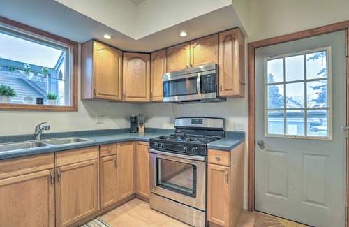 Westmont Casa | Cozy Westmont Home: Walk to Metra Station!