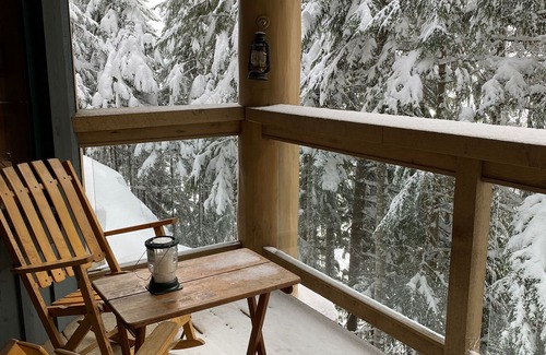 Nordic Estates Casa | Cozy Whistler Creekside Ski-in/Ski-out Cabin - w/ Whistler Village Parking Spot