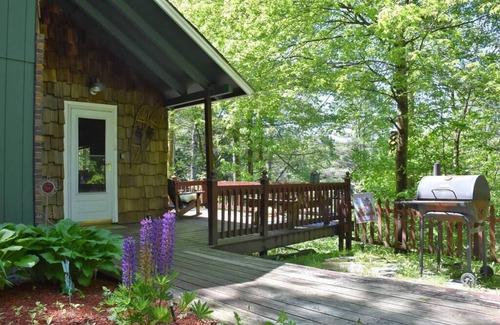 Lisbon Casa | Cozy White Mountain Cabin w/ Hot Tub & Fireplace.