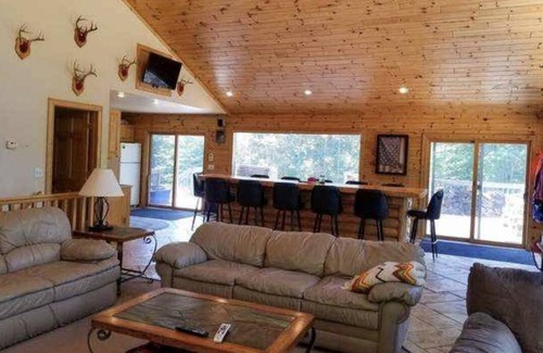 Harrison Cabina | Cozy Winter Cabin Getaway on 80 Acres – Gather, Relax & Adventure Together