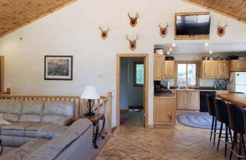 Harrison Cabina | Cozy Winter Cabin Getaway on 80 Acres – Gather, Relax & Adventure Together